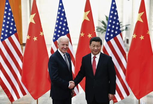 Biden saluda a Xi Jinping durante una visita a Pekín cuando era vicepresidente de EE.UU