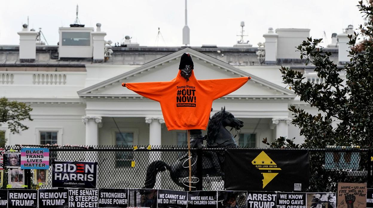 Camisetas con lemas contra Donald Trump desplegadas sobre una barrera de protección alrededor de la Casa Blanca