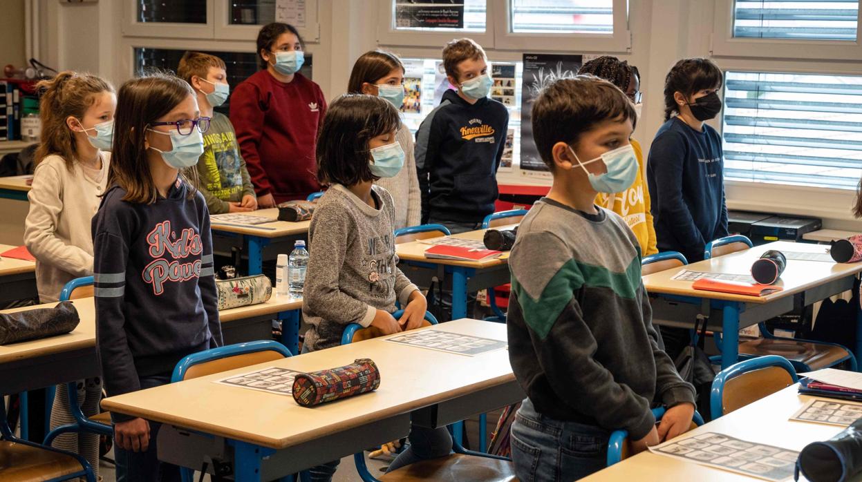 Alumnos de un colegio en Bischwiller, en el este de Francia, guardan un minuto de silencio en homenaje a Samuel Paty