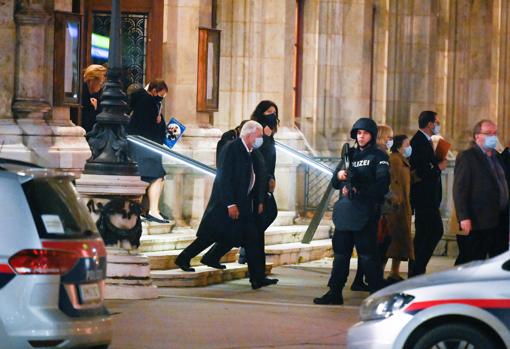 Agentes de la policía austriaca vigila mientras los espectadores que habían acudido a la Ópera Estatal de Viena salen tras varias horas resguardados en él