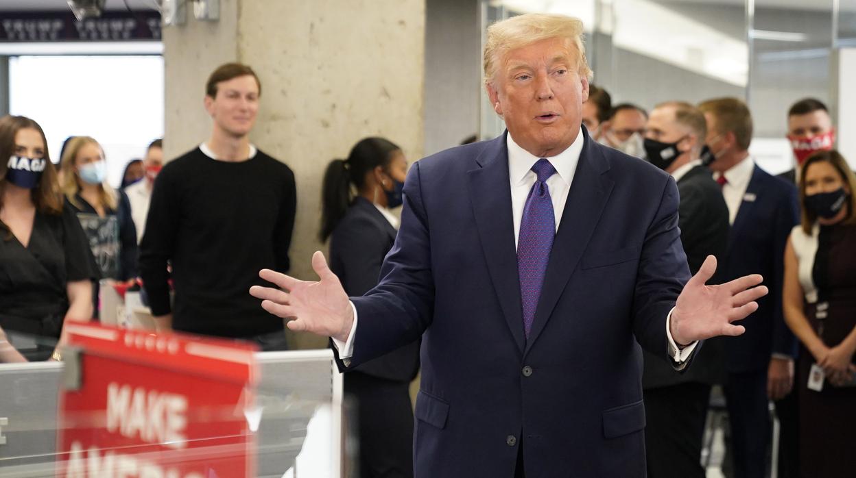 Donald Trump visita su campaña en Virginia