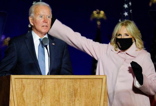 El candidato demócrata a la presidencia, Joe Biden, comparece tras conocerse los primeros resultados acompañado por su esposa, Jill, en Wilmington, Delaware