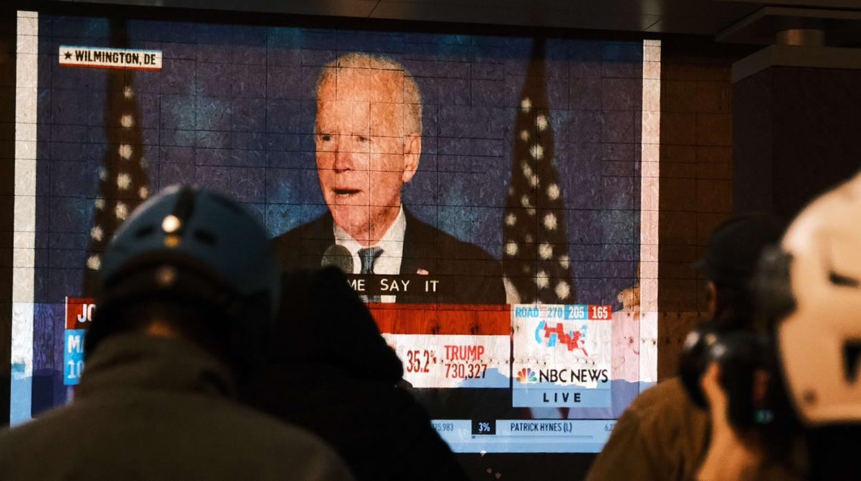 Un grupo de personas escucha el discurso del candidato demócrata a la presidencia, Joe Biden