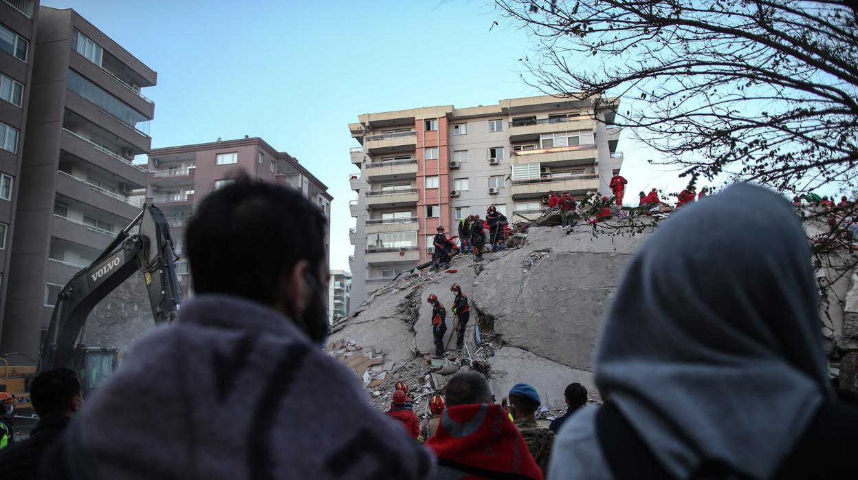 Varias personas aún esperan noticias de sus familiares que vivían en un edificio que ha colapsado