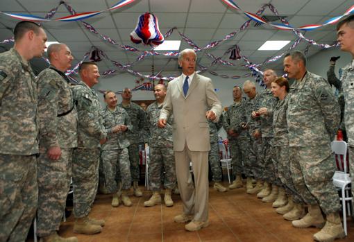 Biden, en 2009 en un campamento militar a las afueras de Bagdad