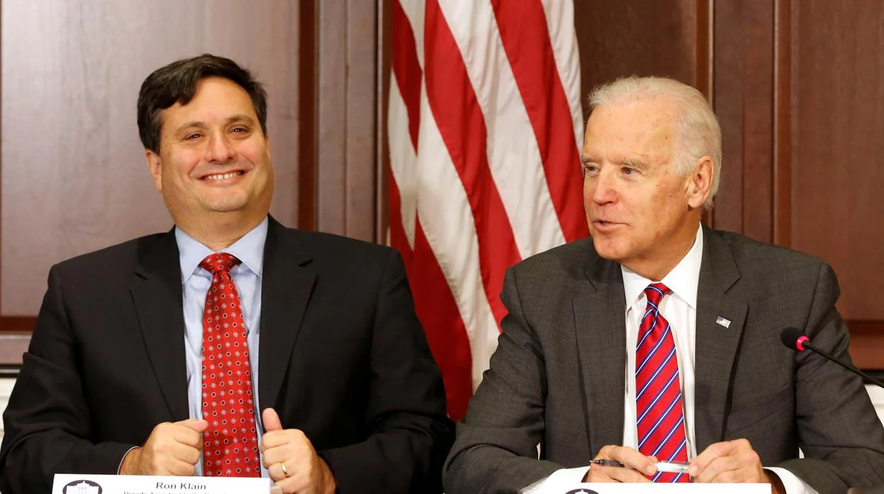 Joe Biden con Ron Klain, cuando este dirigía la lucha contra el virus del Ébola en 2014