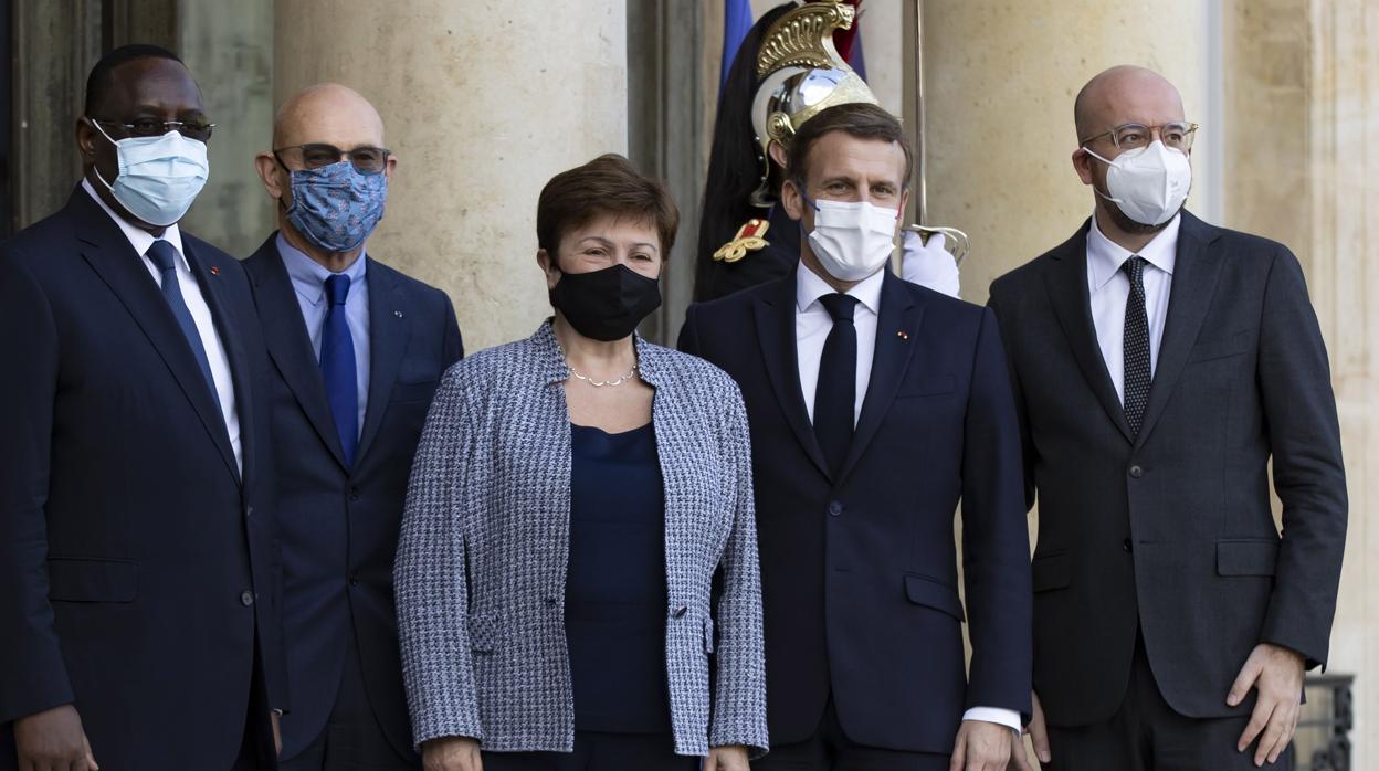 Macron con algunos asistentes al Foro por la Paz, organizado ayer en el Elíseo