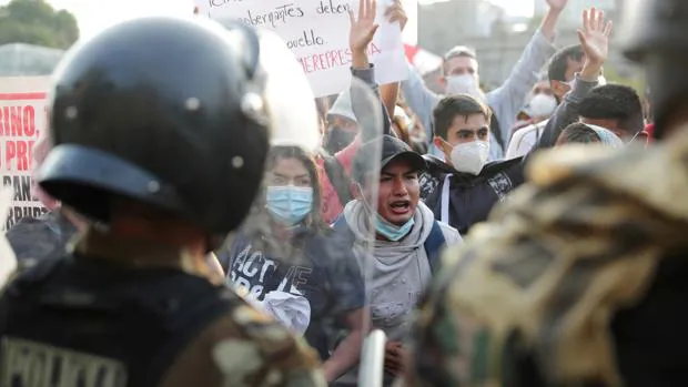 Los jóvenes protestan en Perú a la espera de que el Constitucional se pronuncie sobre la salida de Vizcarra