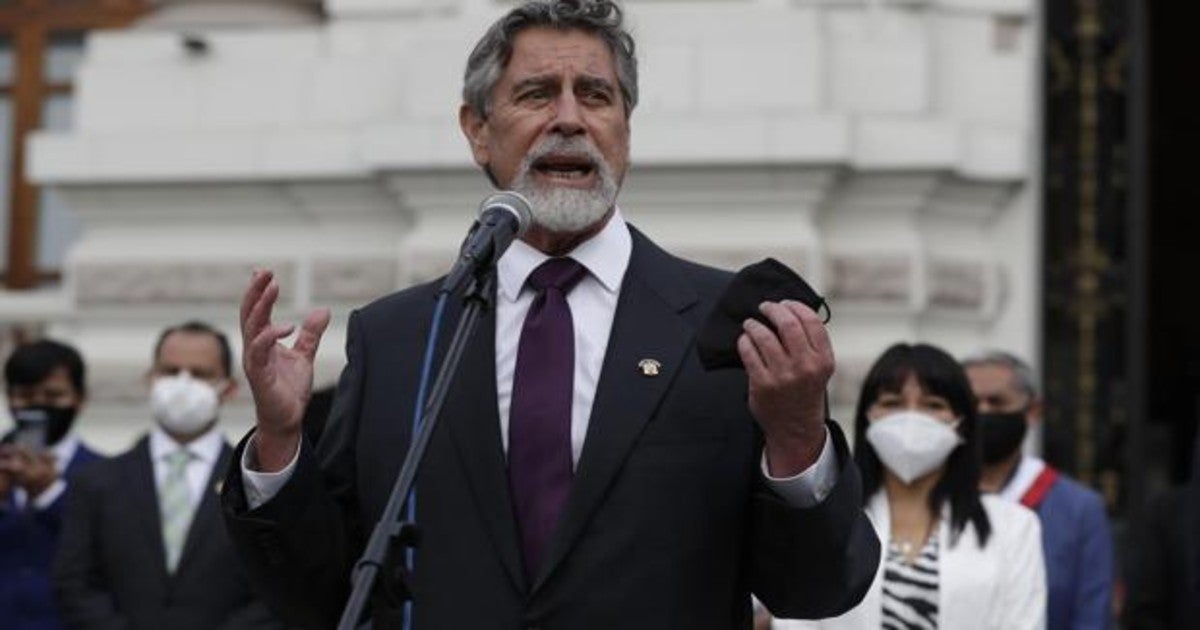 Francisco Sagasti, tras ser elegido, da un discurso a la gente que esperaba fuera del Congreso