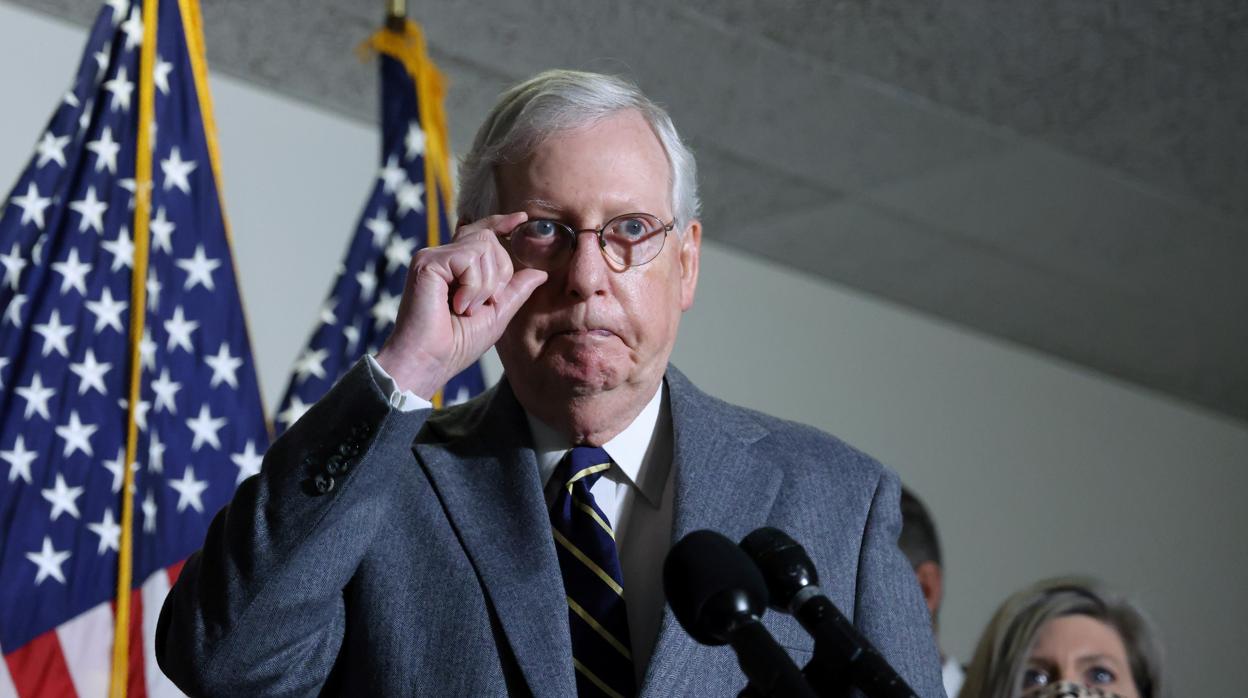 El líder republicano en el Senado, Mitch McConnell