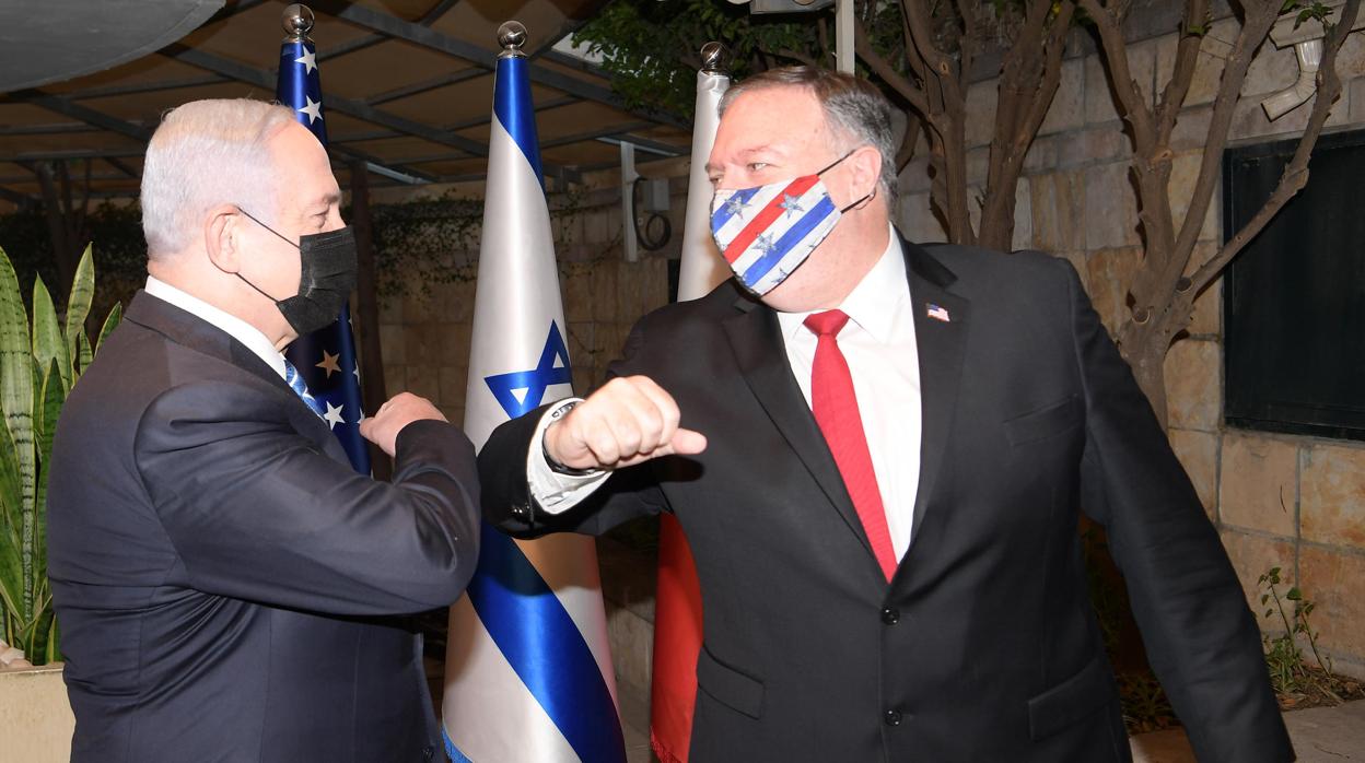 El secretario de Estado de EE.UU., Mike Pompeo, saluda al presidente israelí, Benjamin Netanyahu
