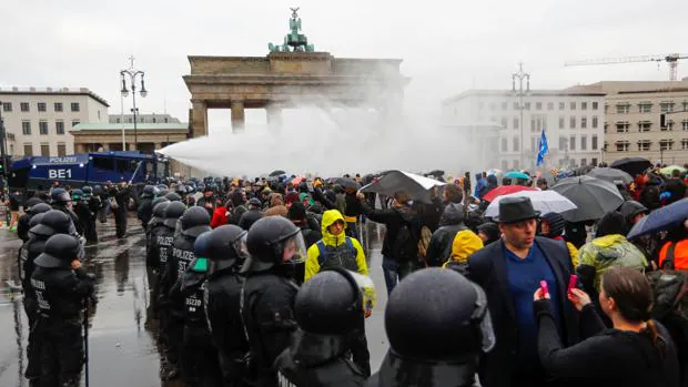 Protestas en Berlín por anteponer las medidas para frenar el Covid a los derechos civiles