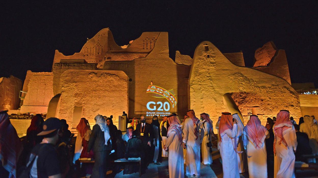 El logo del G-20, proyectado en el sitio histórico de Al Tarif, a las afueras de Riad