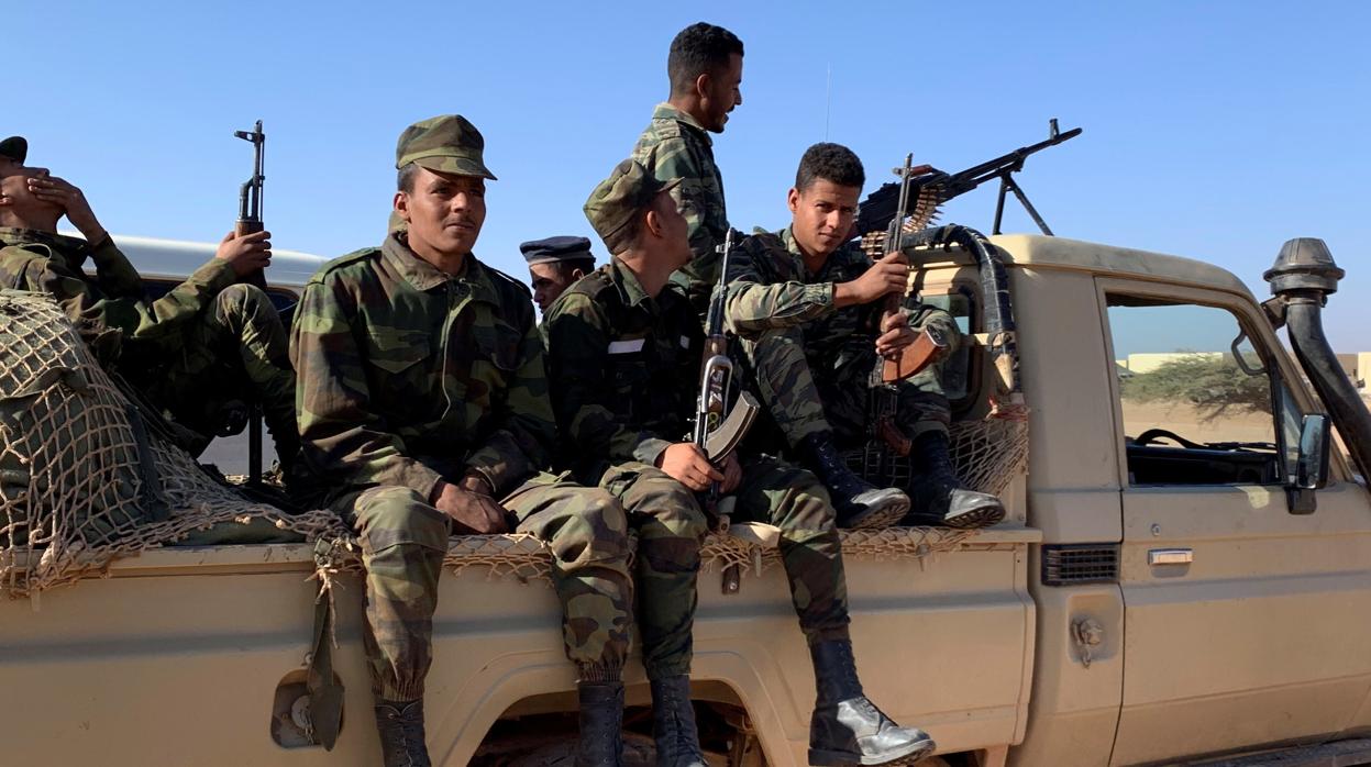 Soldados saharauis patrullan en las «zonas liberadas» próximas al muro de separación con Marruecos