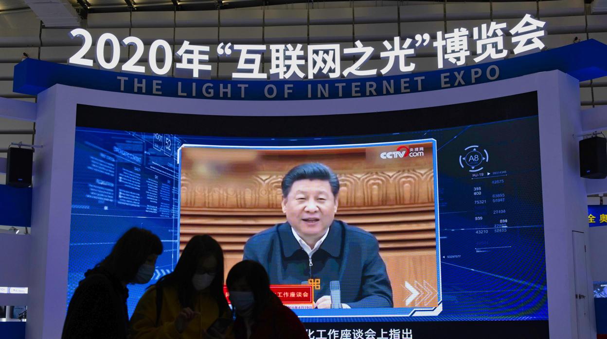 Una pantalla ofrece el mensaje del presidente chino, Xi Jinping, en la Conferencia Mundial de Internet en Wuzhen