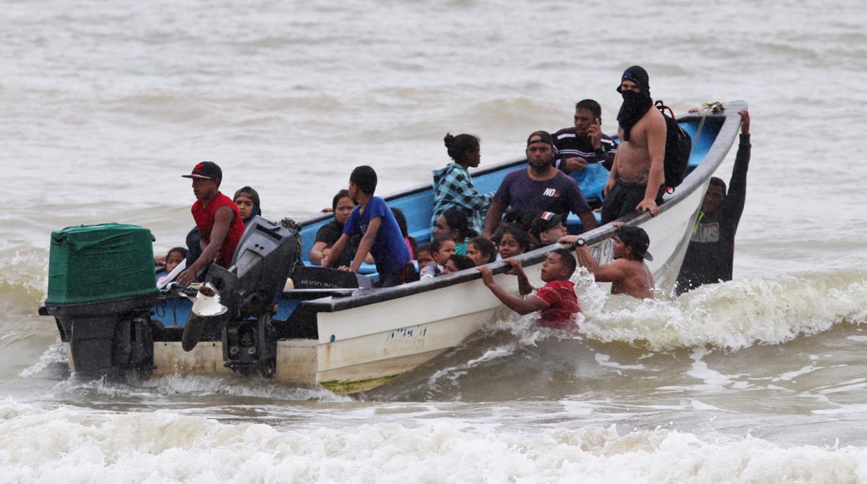 Los migrantes venezolanos, que fueron deportados recientemente, llegan a la costa venezolana