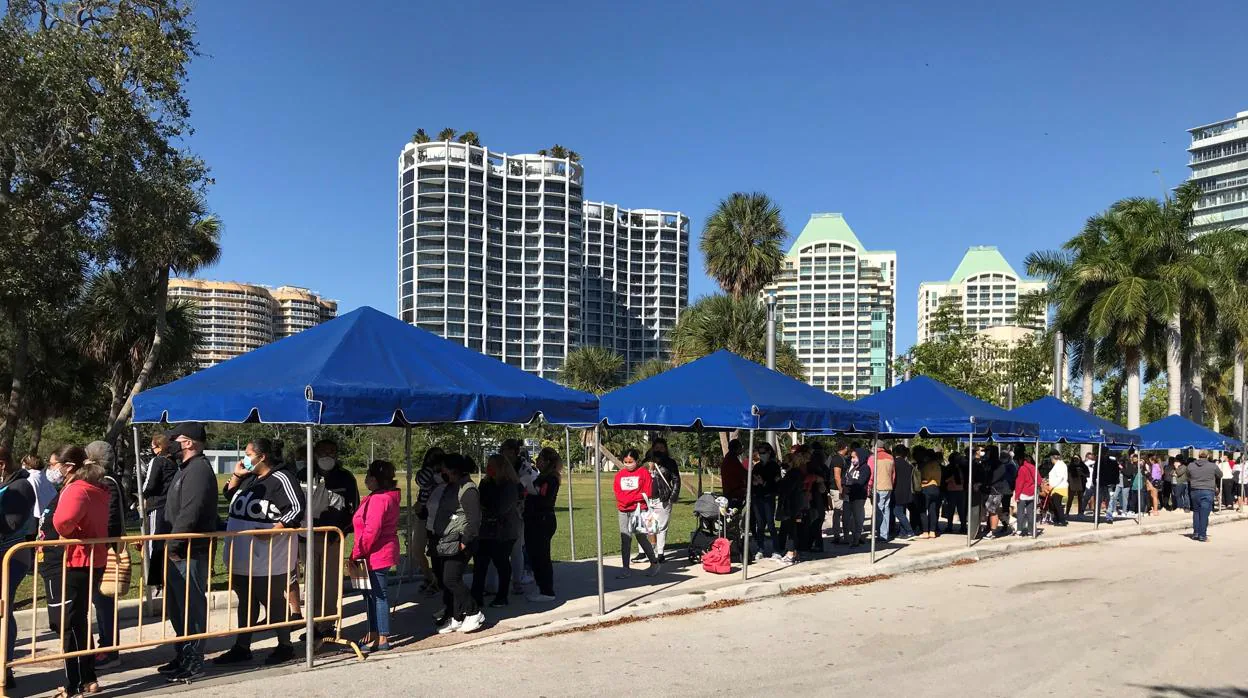 Cientos de personas espera para recibir ayuda alimentaria durante la primera jornada de ayuda en Miami