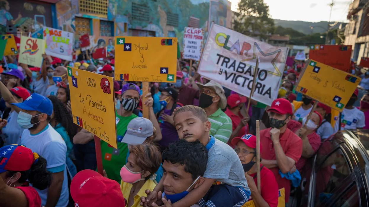 Un grupo de personas toma parte en actos de campaña de candidatos chavistas a diputados de la Asamblea Nacional
