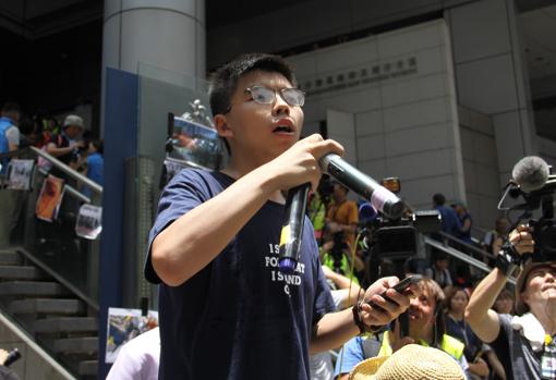 Joshua Wong, dirigiendo a la multitud en el asedio a la comisaría central de Hong Kong el 21 de junio del año pasado