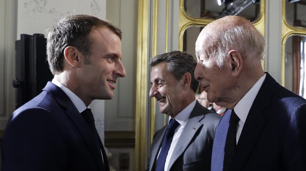 Emmanuel Macron y Giscard d'Estaing, en un acto conmemorativo de la V República francesa