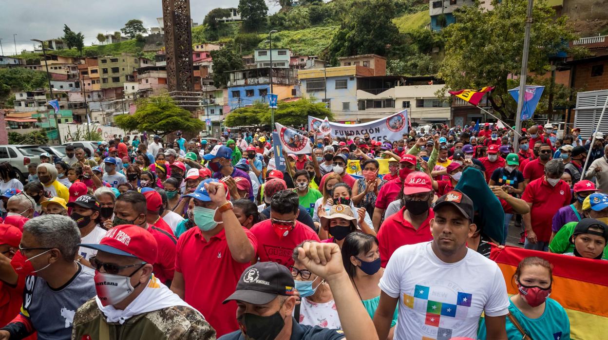 Decenas de personas participan en un acto electoral chavista en Caracas