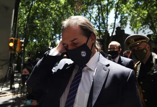 El presidente de Uruguay, Luis Lacalle Pou, acude al tanatorio para expresar sus condolencias a la familia del exmandatario Tabaré Vázquez
