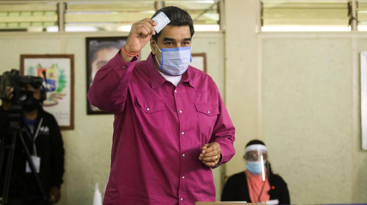 Nicolás Maduro vota en un centro electoral en Fuerte Tiuna, en Caracas
