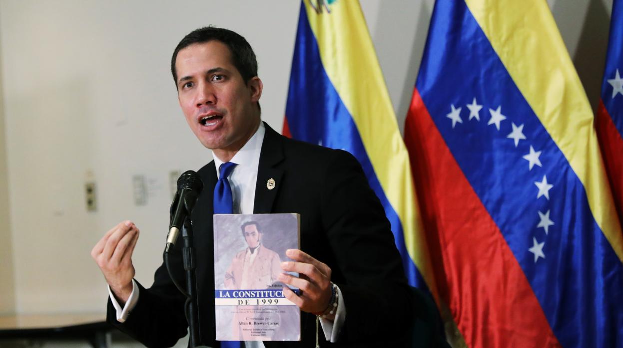 Juan Guaidó sostiene el pasado sábado un ejemplar de la Constitución venezolana durante una rueda de prensa