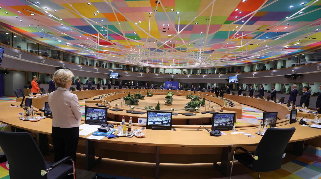 Von der Leyen y los líderes europeos guardan un minuto de silencio en memoria de Giscard d'Estaing