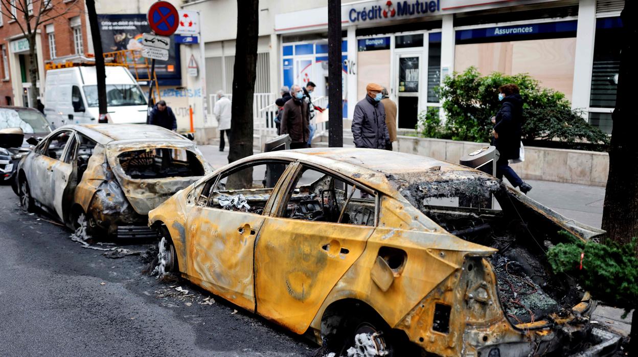 Coches calcinados, después de una manifestación en París