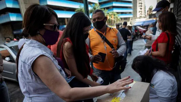 Los chavistas ignoran a Maduro y muchos votan en la consulta de Guaidó