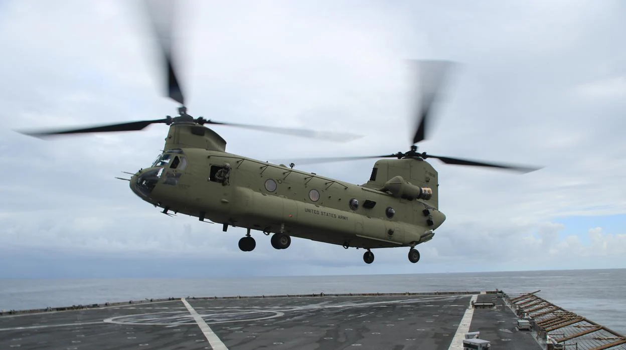 Un helicóptero Chinook despega del USS Comstock en labores de apoyo al Comando Sur