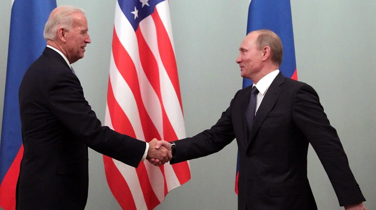 Joe Biden y Vladimir Putin se saludan en un encuentro en Moscú, en 2011