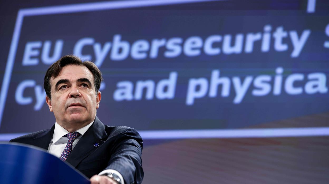 Margaritis Schinas ofrece una conferencia de prensa sobre la estrategia de ciberseguridad, en Bruselas