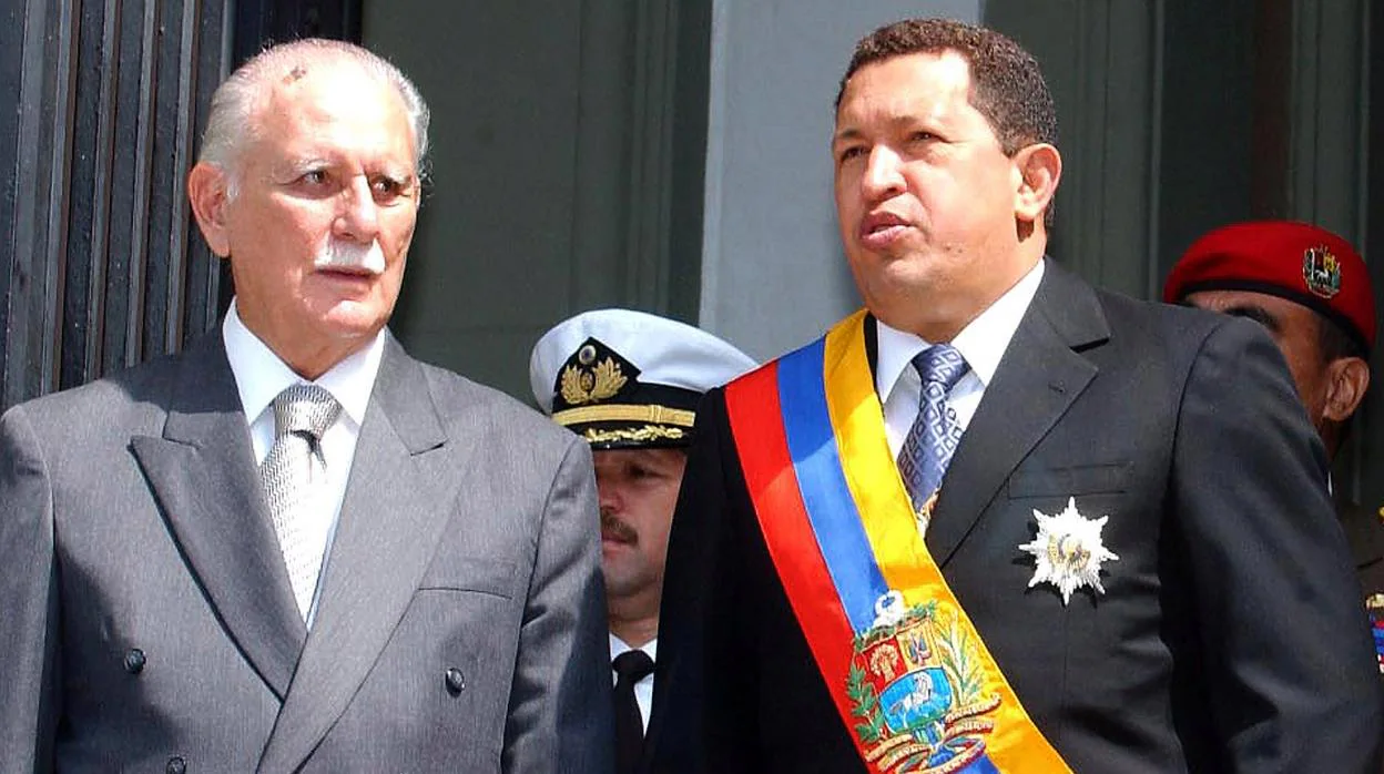 Foto de archivo de 2003 que muestra al exvicepresidente José Vicente Rangel y a Hugo Chávez