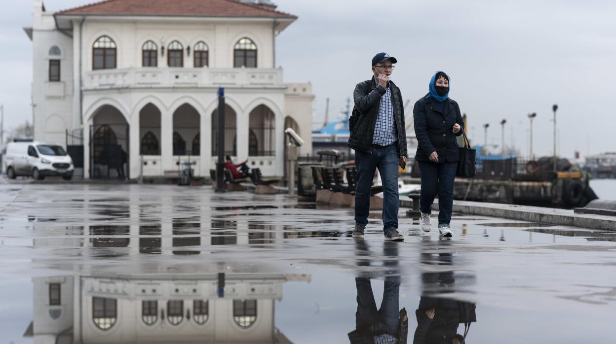 Dos ciudadanos caminan por las calles de Estambul, Turquía, durante el útlimo confinamiento decretado