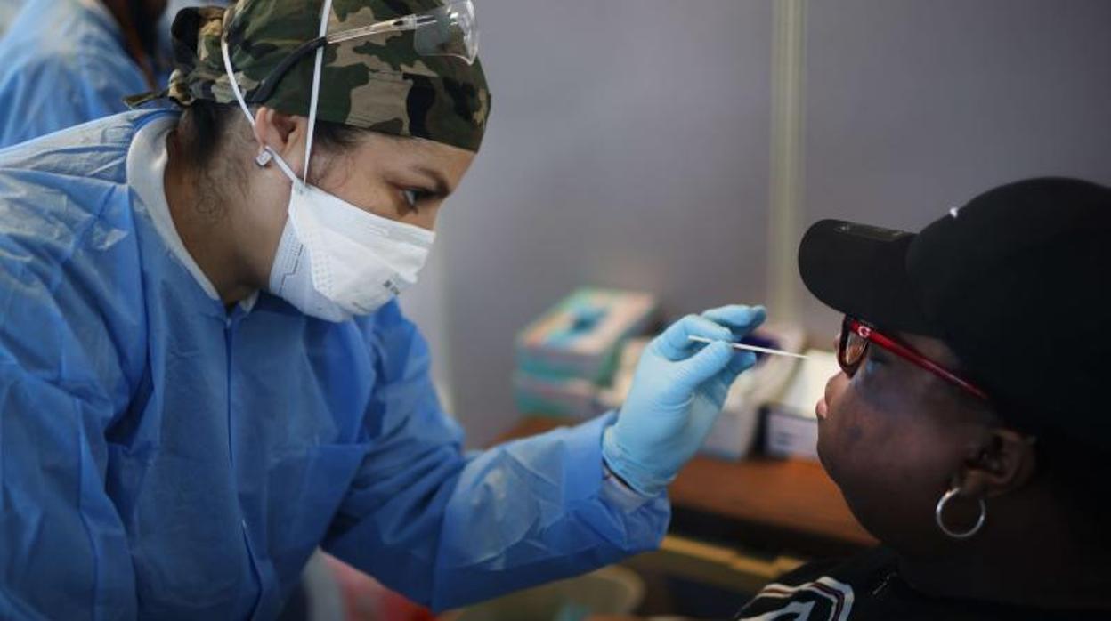 Personal sanitario realiza pruebas de coronavirus en Chicago (Illinois)
