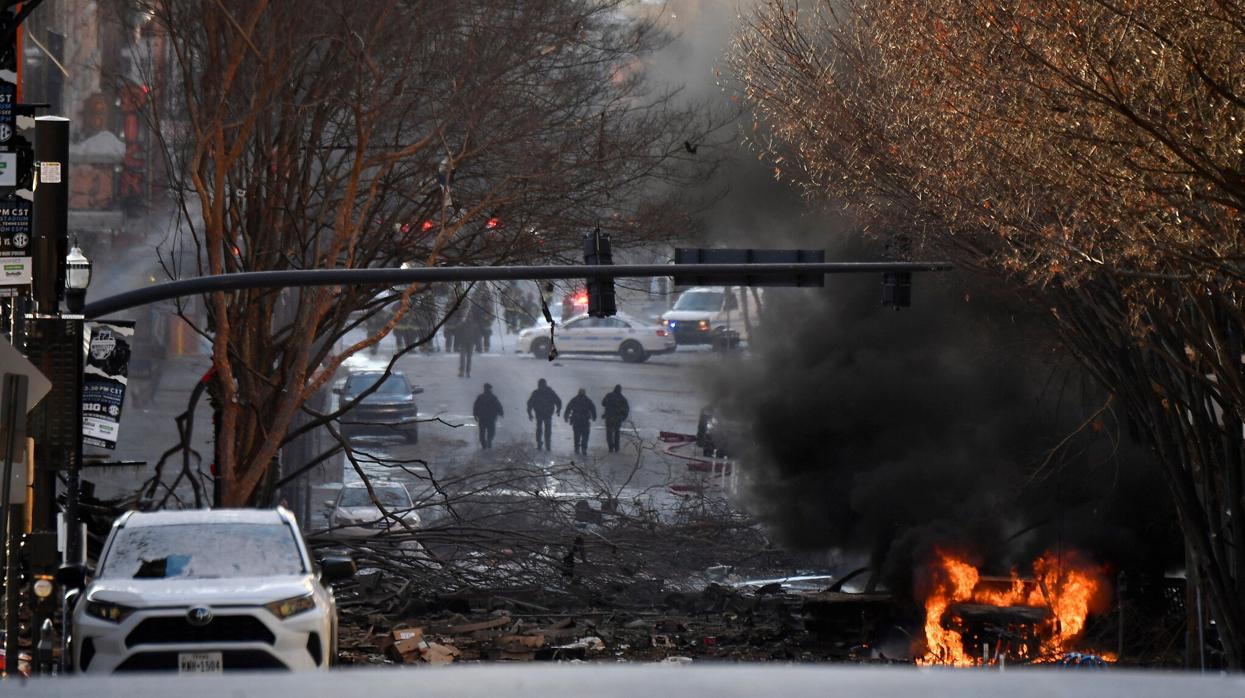Un vehículo arde en el centro de la ciudad de Nashville, donde tuvo lugar una explosión este viernes