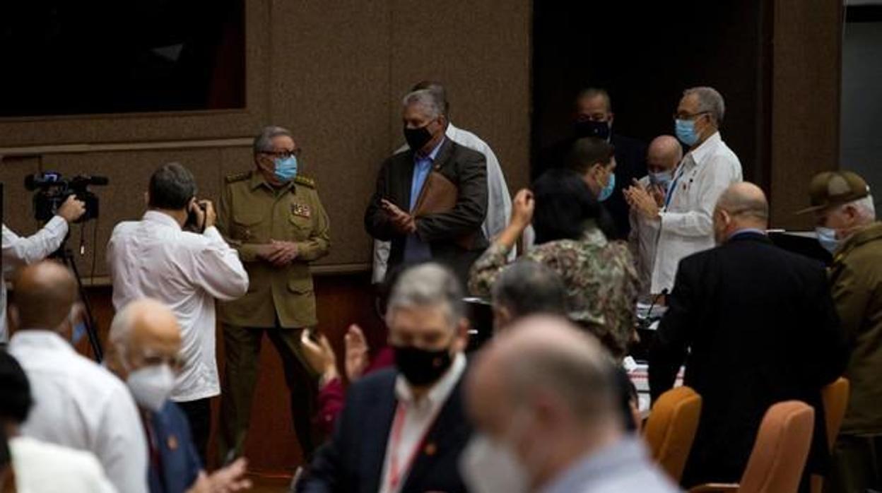 Raúl Castro y Miguel Díaz-Canel, en una sesión de la Asamblea Nacional cubana