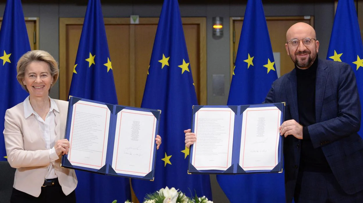 Los presidentes del Consejo Europeo y de la Comisión, Charles Michel y Ursula Von der Leyen, firmaron a las 9.30 horas por parte del bloque europeo