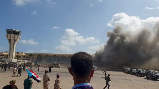 Al menos 22 muertos en un ataque con misiles en Yemen a la llegada del avión con el nuevo Gobierno