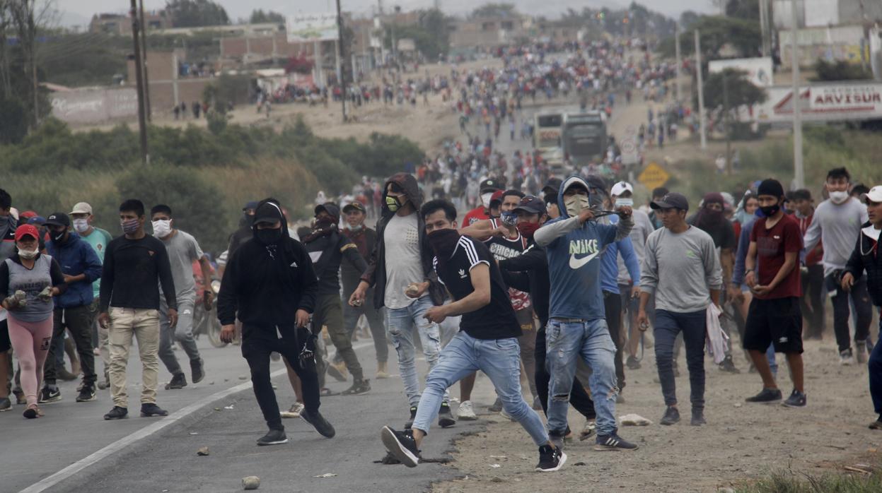 Manifestantes y la Policía se enfrentaron durante una protesta de trabajadores agroindustriales que bloqueaban la carretera