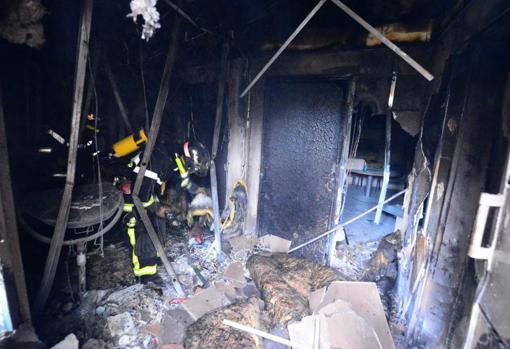 Un bombero interviene en una oficina de correos incendiada en Burdeos