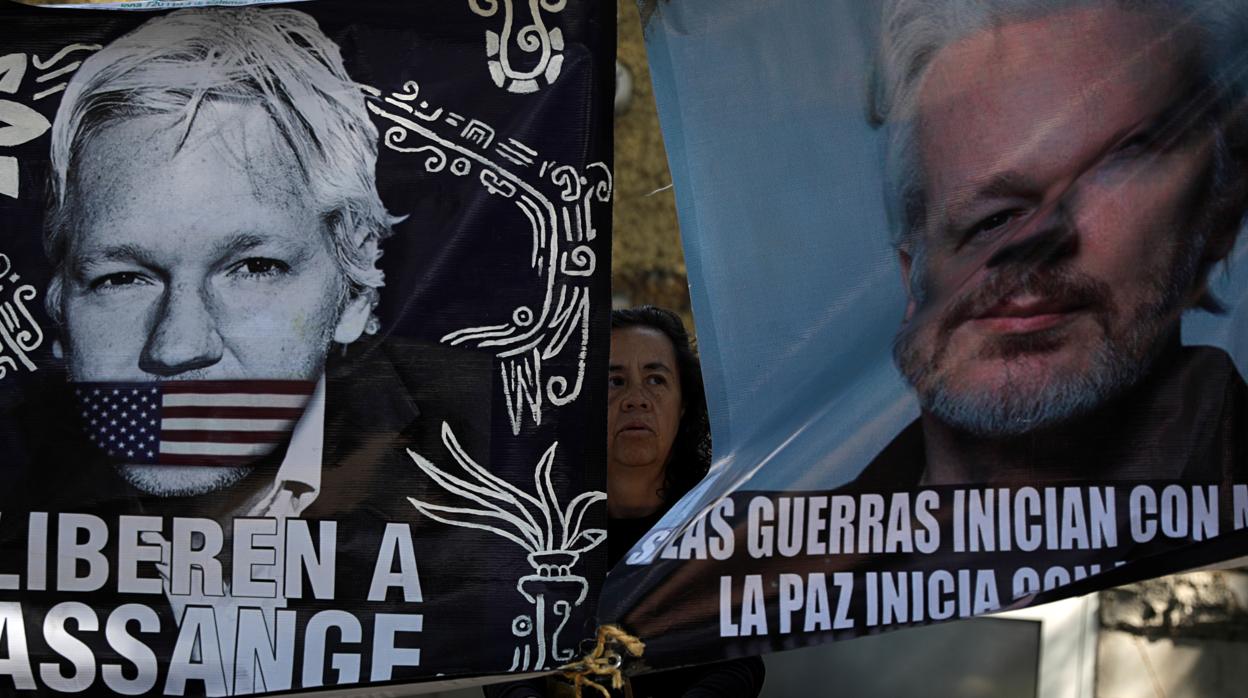 Pancartas con el rostro del fundador de WikiLeaks, Julian Assange