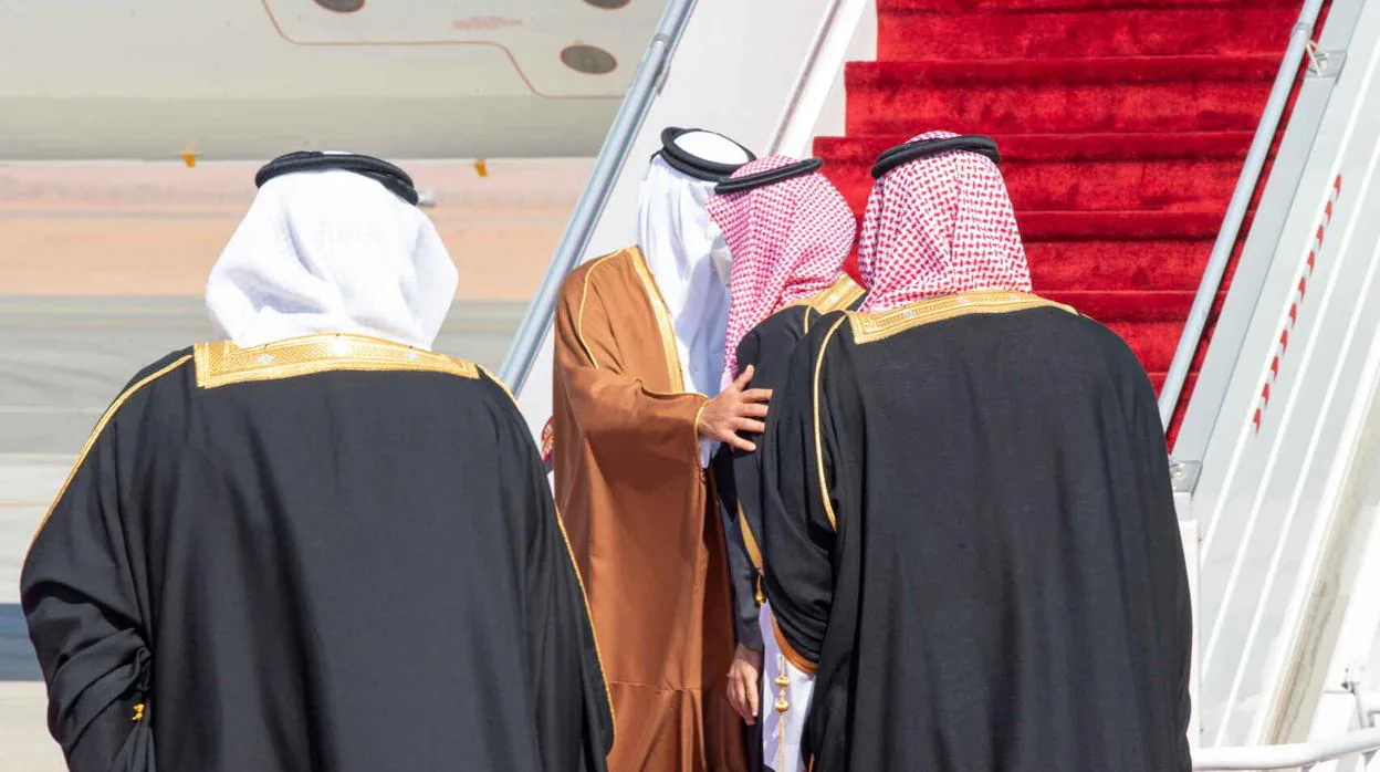 El príncipe heredero, Mohamed Bin Salmán (MBS), a la derecha, saluda al emir de Qatar Tamim bin Hamad al Zani