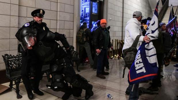 La Policía del Capitolio, entre el desbordamiento y la complicidad