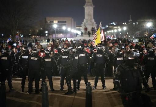 Agentes de policía de Washington acude a sofocar los disturbios