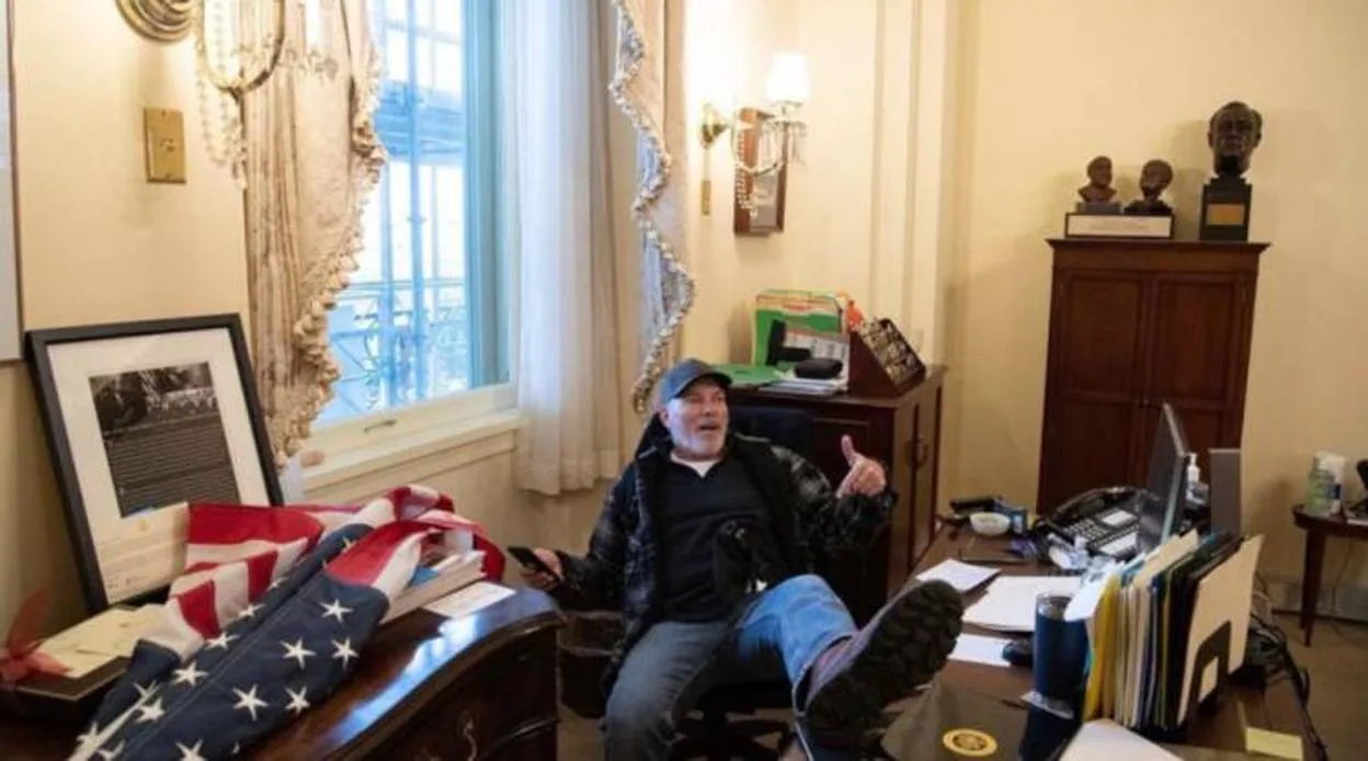 Un simpatizante de Trump, sentado en el despacho de Nancy Pelosi
