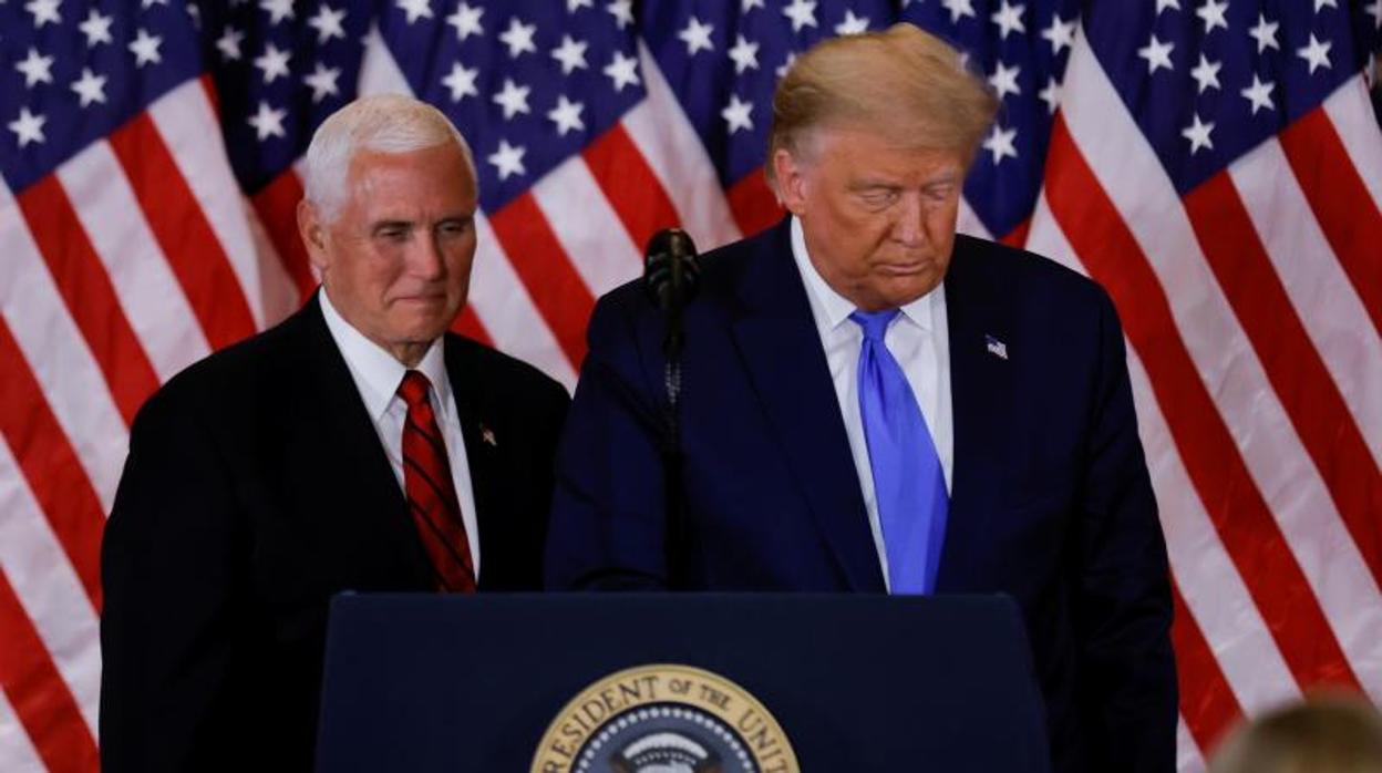 Mike Pence y Donald Trump tras la jornada electoral del 3 de noviembre