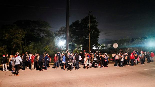 Centenares de migrantes hondureños parten en una nueva caravana de inmigrantes hacia EE.UU.